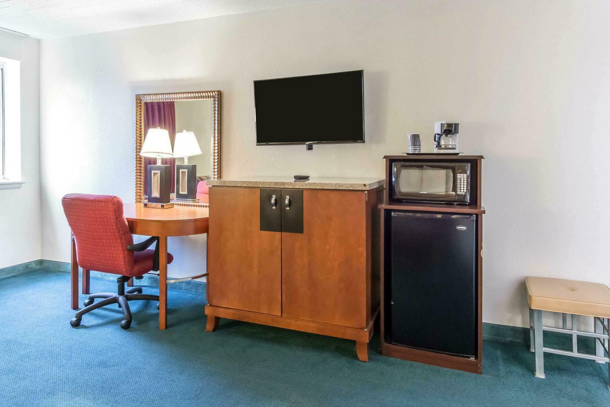 Red Roof Inn New Stanton Εξωτερικό φωτογραφία